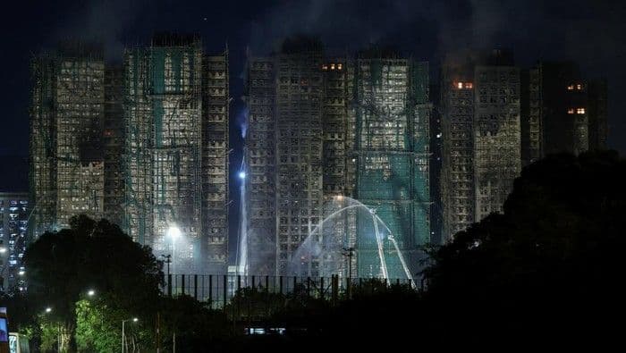 tiga_pejabat_ditangkap_usai_kebakaran_apartemen_tewaskan_128_orang_di_hong_kong