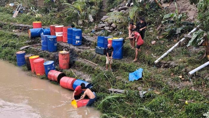 pasca_banjir_puluhan_ikan_terdampar_di_belakang_pdam_sunggal