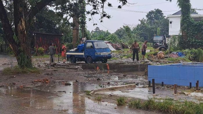pasca_banjir_warga_belakang_pdam_sunggal_pungut_sisa_barang