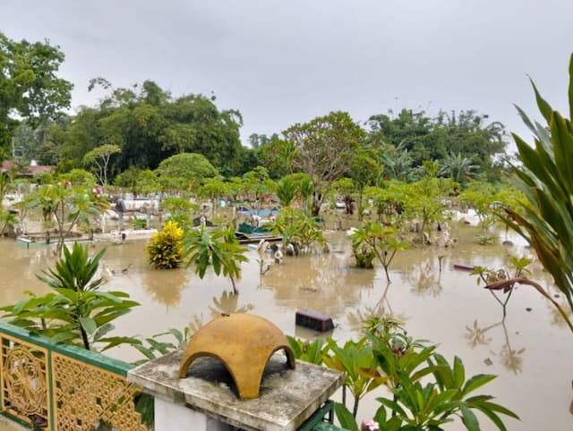 pemakaman_muslim_di_deli_serdang_terendam_banjir_warga_gagal_berziarah
