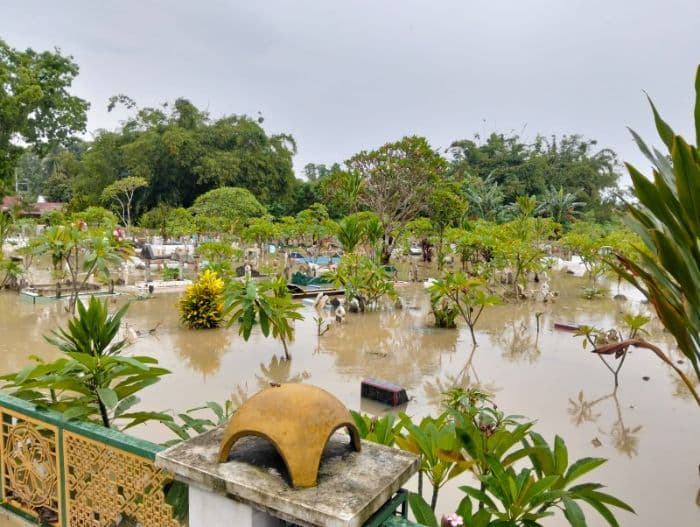pemakaman_muslim_di_deli_serdang_terendam_banjir_warga_gagal_berziarah