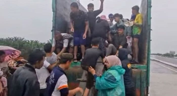polres_langkat_evakuasi_warga_korban_banjir_yang_mengungsi_di_jalan_tol