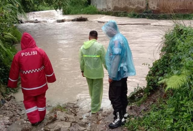 polsek_siantar_martoba_pantau_debit_sungai_untuk_antisipasi_banjir_pasca_hujan_deras