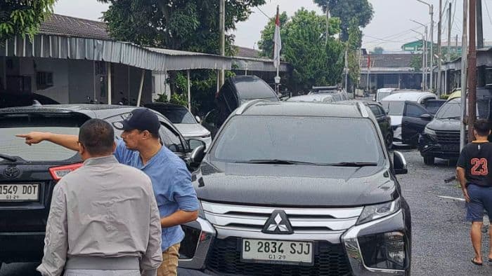 puluhan_mobil_terendam_banjir_di_komplek_pertamina_kampung_lalang