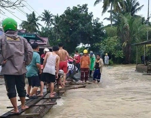ratusan_rumah_terendam_banjir_di_kabupaten_batu_bara_akses_jalan_kuala_tanjungbandar_khalifah_putus