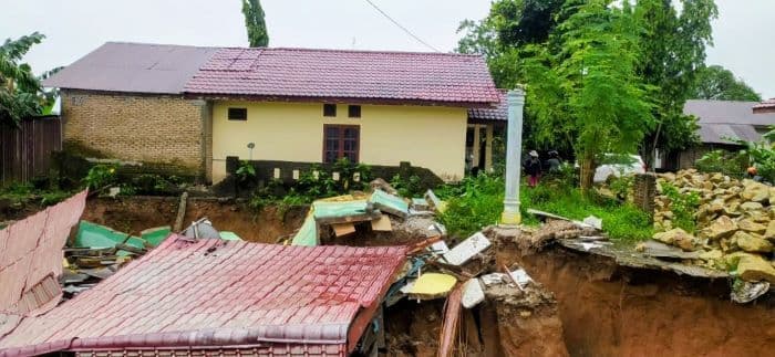 rumah_warga_lima_puluh_kota_di_batu_bara_roboh_diterjang_longsor_warga_dievakuasi_