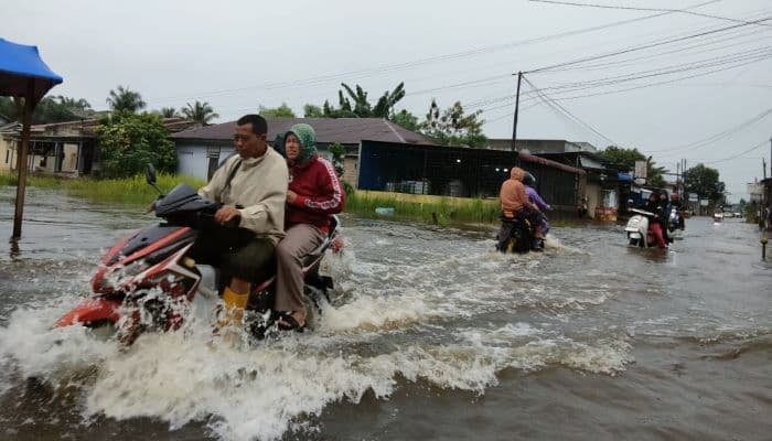 satu_dari_18_desa_terendam_banjir_di_asahan_alami_longsor_warga_diminta_waspada_