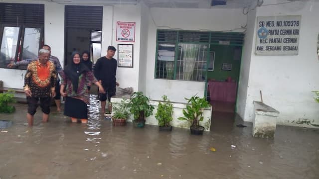 sejumlah_sekolah_terendam_banjir_bupati_sergai_terbitkan_surat_edaran_belajar_dari_rumah_mulai_28_november