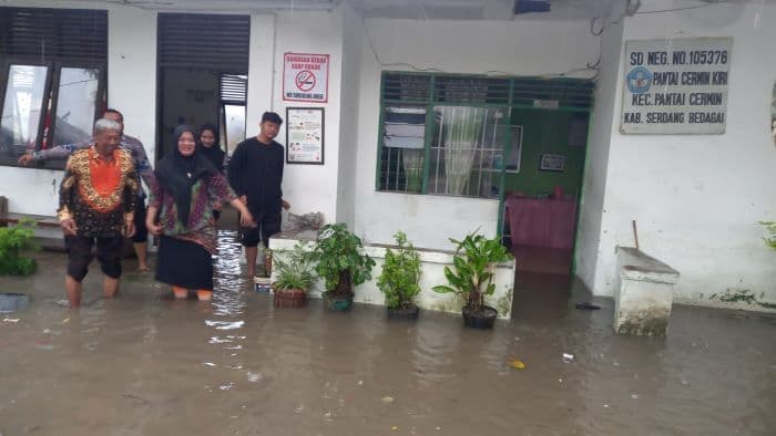 sejumlah_sekolah_terendam_banjir_bupati_sergai_terbitkan_surat_edaran_belajar_dari_rumah_mulai_28_november