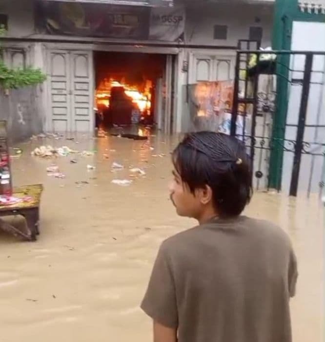 terjebak_kebakaran_saat_banjir_remaja_di_medan_barat_tewas