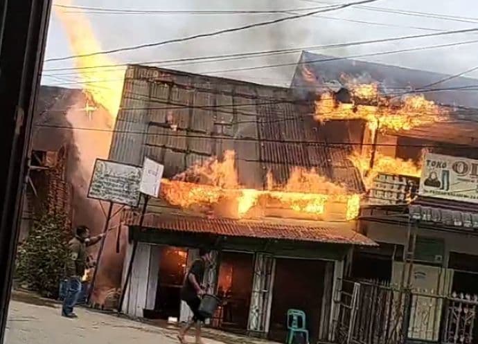 tiga_rumah_terbakar_di_porsea_toba_damkar_kerahkan_tiga_unit_mobil_pemadam