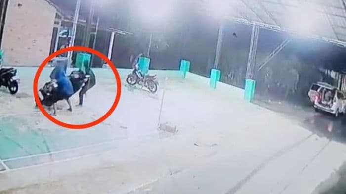 aksi_pelaku_curi_sepeda_motor_naik_mobil_di_masjid_sergai_terekam_cctv
