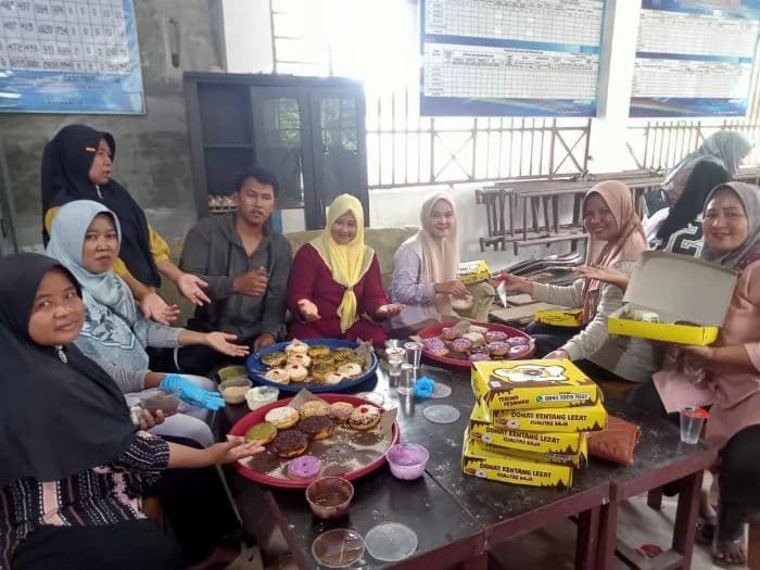 desa_denai_sarang_burung_gelar_pelatihan_donat_kentang_untuk_pemberdayaan_perempuan