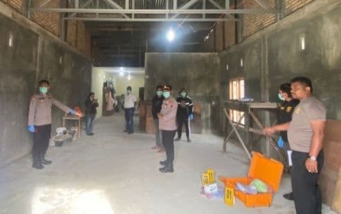 diduga_keracunan_asap_arang_pasutri_ditemukan_tewas_di_humbahas