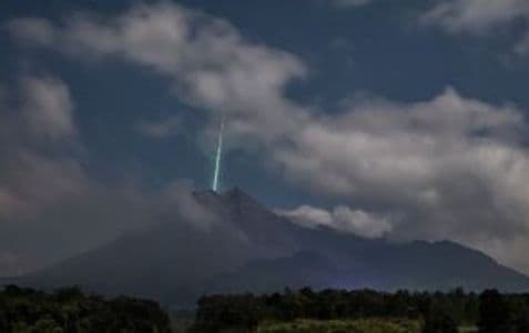 meteor_jatuh_di_gunung_fuji