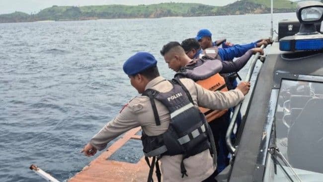 kapal_wisata_diterjang_ombak_di_pulau_padar_empat_wn_spanyol_tewas