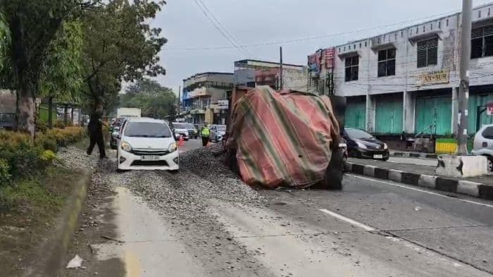 truk_muatan_kerikil_terbalik_di_medan_johor