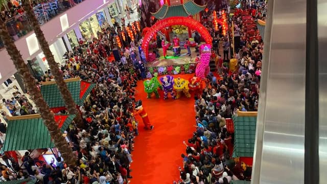 pertunjukan_barongsai_warga_padati_mall_di_medan