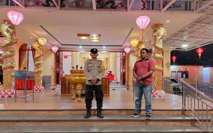 polres_simalungun_jaga_keamanan_perayaan_imlek_2576_di_tiga_vihara