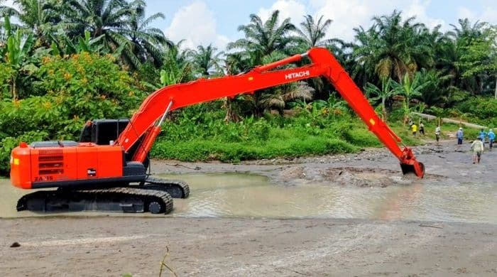 atasi_kekeringan_sawah_tiga_excavator_keruk_sedimen_sungai_di_batu_bara