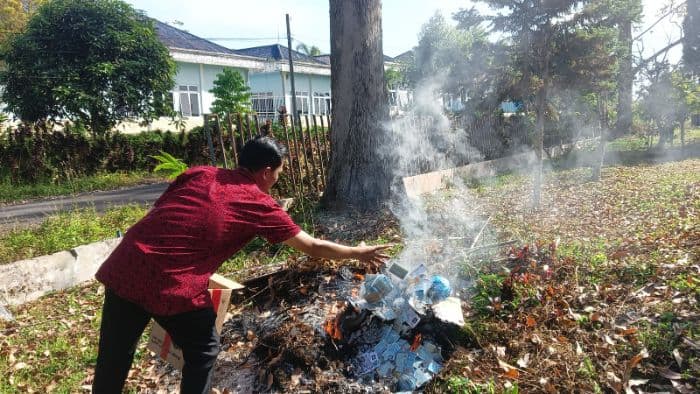 cegah_penyalahgunaan_identitas_disdukcapil_simalungun_musnahkan_1580_ktpel