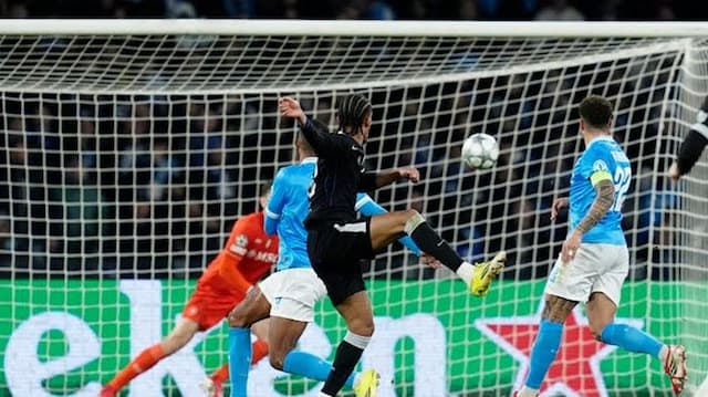 drama_di_maradona_brace_joao_pedro_hancurkan_napoli_chelsea_menang_32_dan_lolos_16_besar_liga_champions