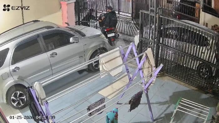 dua_pria_terekam_cctv_curi_sepeda_motor_di_jermal_xi_medan_denai