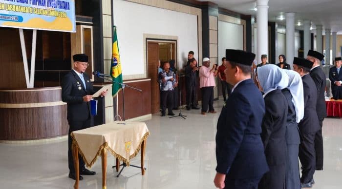 pemkab_labusel_lantik_lima_pejabat_tinggi_pratama_dan_30_administrator_