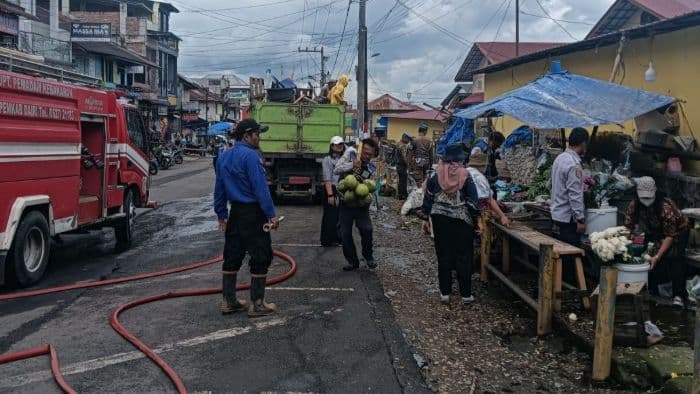 pkl_di_bahu_jalan_pasar_sidikalang_dairi_ditertibkan