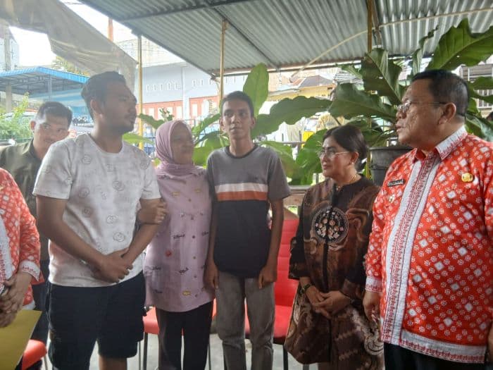 wali_kota_wesly_silalahi_kunjungi_siswa_slb_yang_dikeroyok_di_siantar