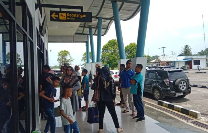h2_idul_fitri_penumpang_di_bandara_ferdinand_lumbantobing_berkurang_