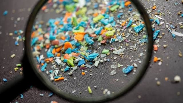 ilmuwan_temukan_cara_efektif_hilangkan_mikroplastik_dari_air_minum
