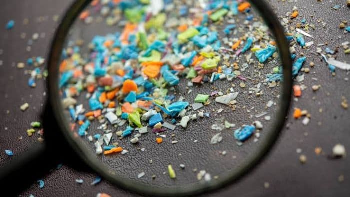 ilmuwan_temukan_cara_efektif_hilangkan_mikroplastik_dari_air_minum