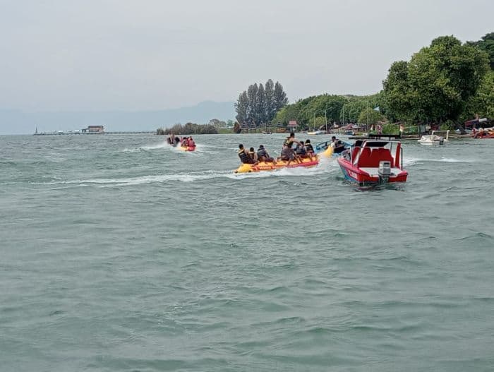 libur_lebaran_objek_wisata_pasir_putih_parbaba_samosir_mulai_ramai