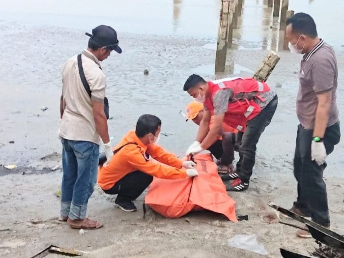 nelayan_temukan_mayat_di_tepi_pantai_kuala_indah_batu_bara_