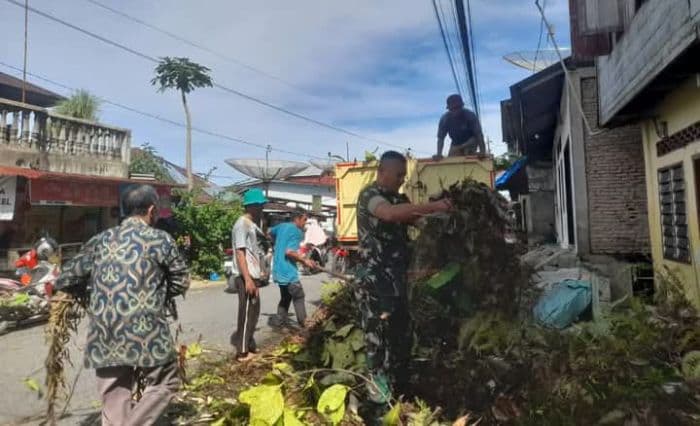 dampak_angin_kencang_pohon_nyaris_timpa_rumah_warga_sibolga