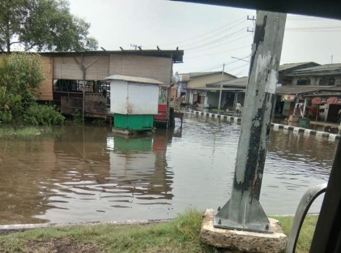 selama_lebaran_warga_kecamatan_medan_belawan_dilanda_banjir_rob