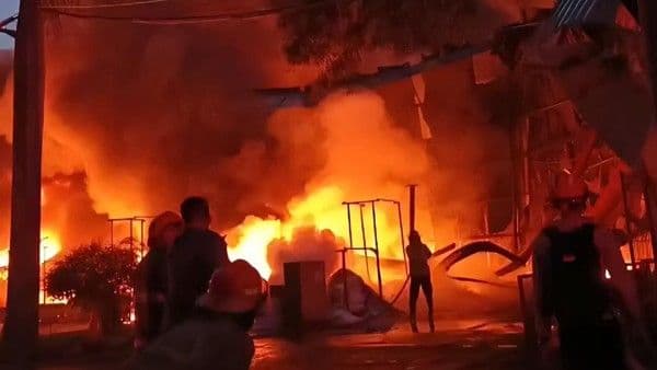 api_yang_membakar_pabrik_terpal_di_bogor_belum_sepenuhnya_padam