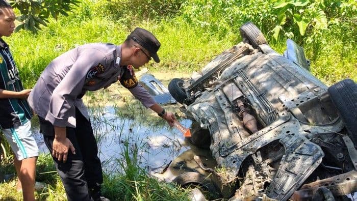 minibus_tertabrak_kereta_di_cilacap_sopir_tewaskendaraan_terseret_15_meter_