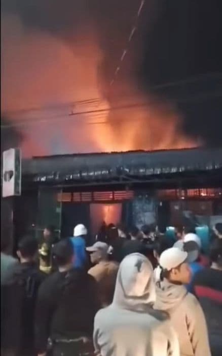 toko_grosir_dan_rumah_di_medan_selayang_hangus_terbakar