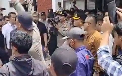 aksi_turunkan_bendera_merah_putih_saat_demo_di_dairi_dilaporkan_ke_polisi
