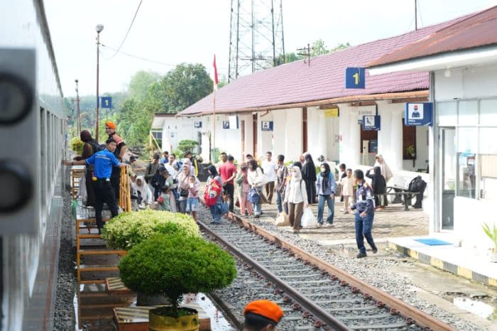 cegah_kecelakaan_kai_divre_i_sumut_tertibkan_25_perlintasan_sebidang_dan_gelar_52_sosialisasi