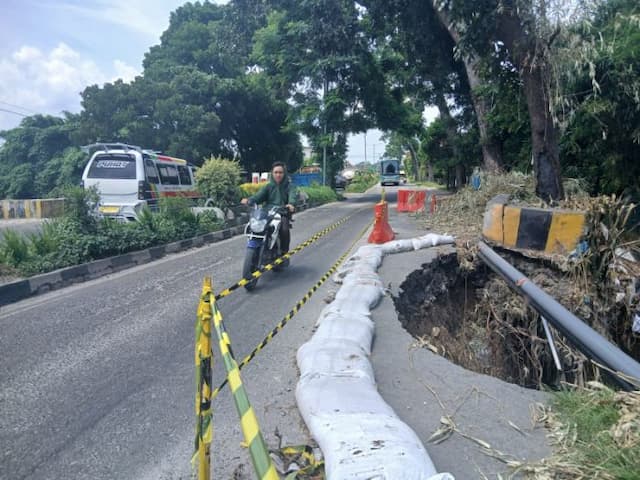 jalan_nasional_di_pematangsiantar_nyaris_putus_akibat_longsor_perbaikan_terkendala_kewenangan