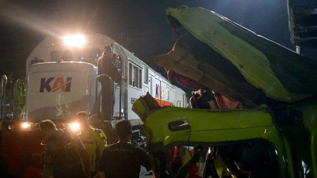 ka_dhoho_tertabrak_truk_di_perlintasan_blitar_tidak_ada_korban_jiwa