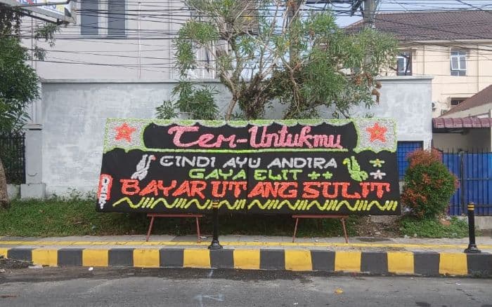 papan_bunga_gaya_elit_bayar_utang_sulit_di_jalan_sudirman_hebohkan_warga_siantar