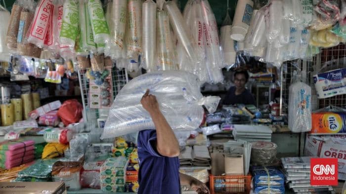pemerintah_bebaskan_bea_masuk_bahan_baku_plastik_mulai_mei_2026