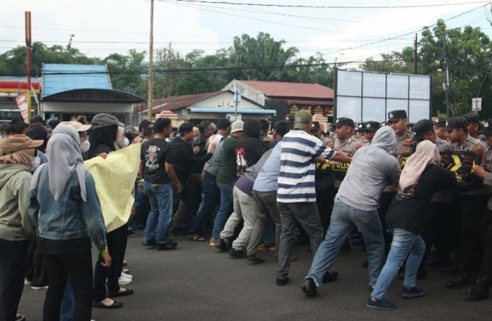 polresta_deli_serdang_gelar_simulasi_sispam_kota_latih_penanganan_aksi_massa