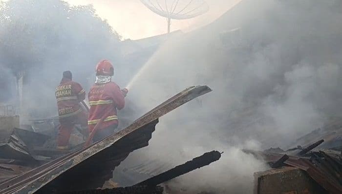 rumah_pensiunan_guru_di_kisaran_terbakar_api_merembet_ke_tetangga_kerugian_rp195_juta