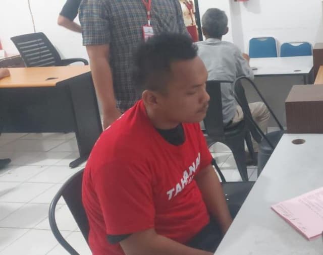 sidang_perdana_pembakar_rumah_hakim_pn_medan_khamozaro_waruwu_ditunda