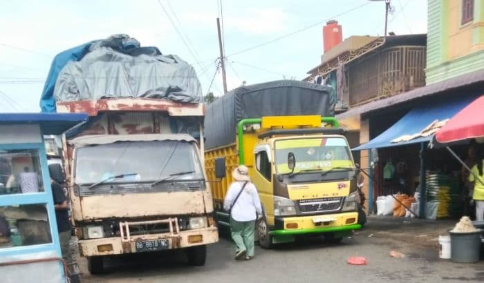 truk_yang_bongkar_muat_abaikan_pengguna_jalan_pari_sibolga_